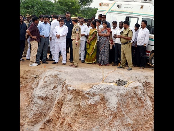 బోరుబావిలో పడిన చిన్నారి