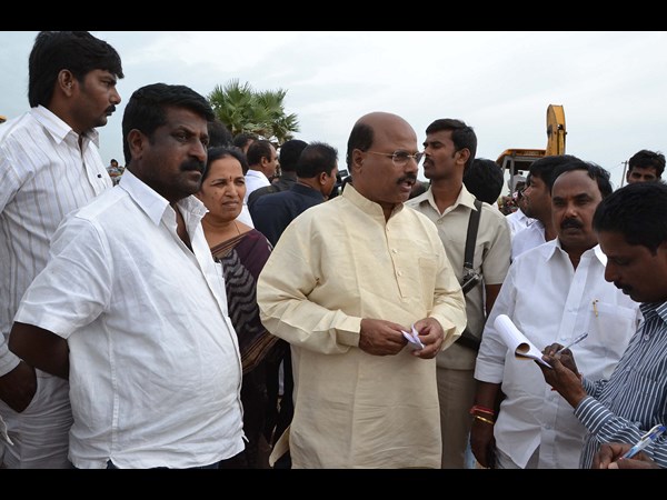 బోరుబావిలో పడిన చిన్నారి 