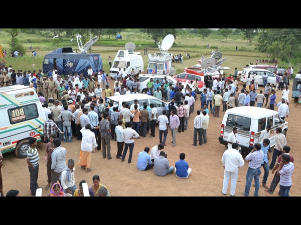 బోరుబావిలో పడిన చిన్నారి