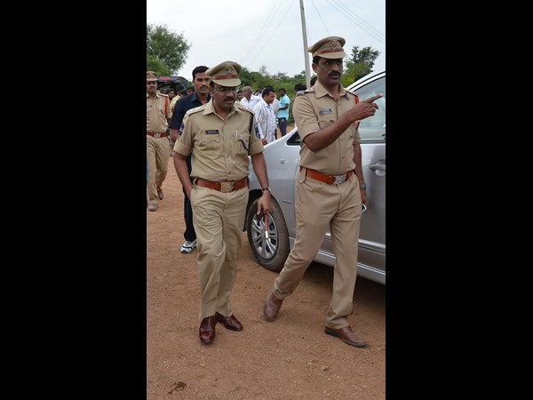 బోరుబావిలో పడిన చిన్నారి