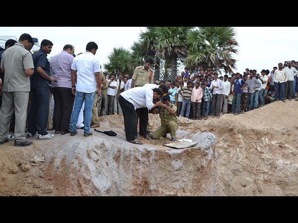 బోరుబావిలో పడిన చిన్నారి