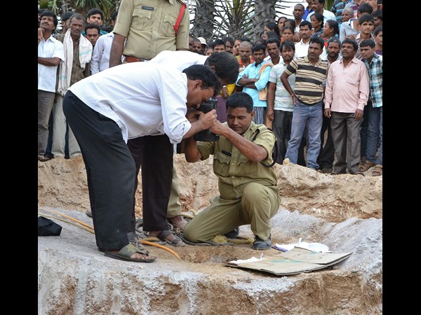 బోరుబావిలో పడిన చిన్నారి