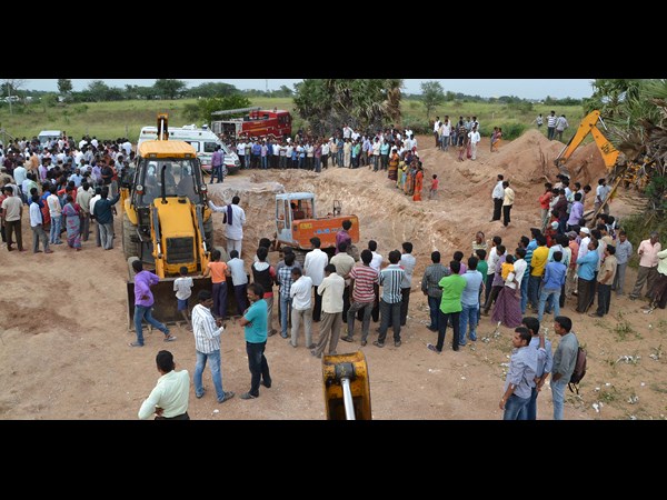 బోరుబావిలో పడిన చిన్నారి