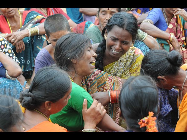 బోరు బావిలో పడిన చిన్నారి