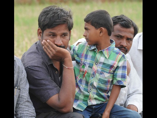 బోరు బావిలో పడిన చిన్నారి