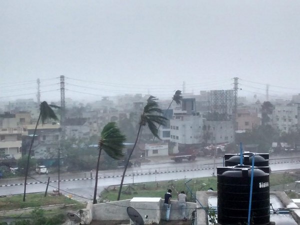 తుఫాను బీభత్సం