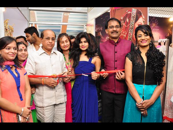  నటి చేతుల మీదుగా ఎగ్జిబిషన్‌ ప్రారంభం