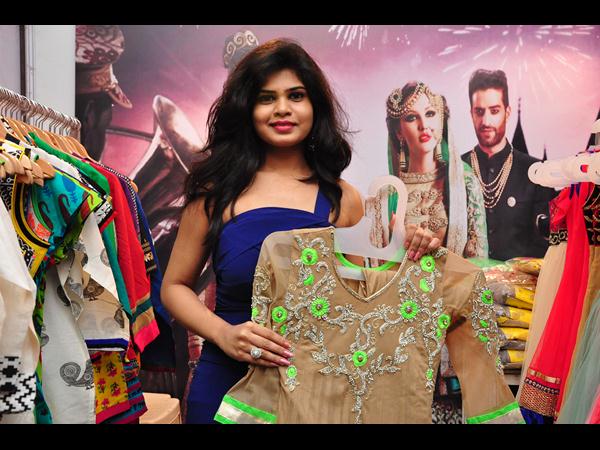  నటి చేతుల మీదుగా ఎగ్జిబిషన్‌ ప్రారంభం