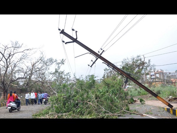 విద్యుత్తు స్తంభాలు కూలాయి...