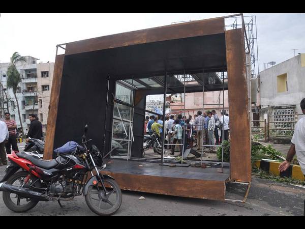 పైకప్పులు లేచిపోయాయి..