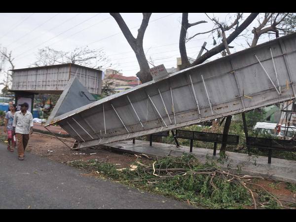 కూలిన బస్ షెల్టర్లు..