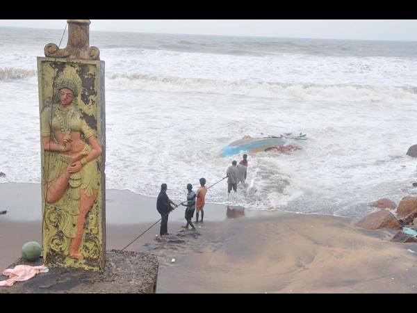 విగ్రహాలు ధ్వంసం