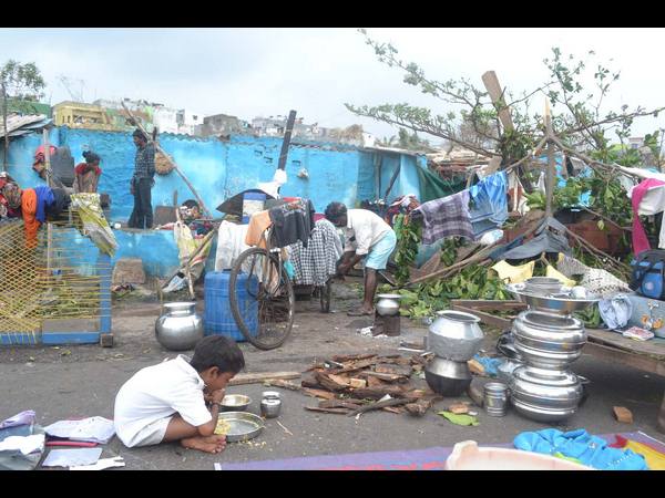 రోడ్డే భోజనశాల..