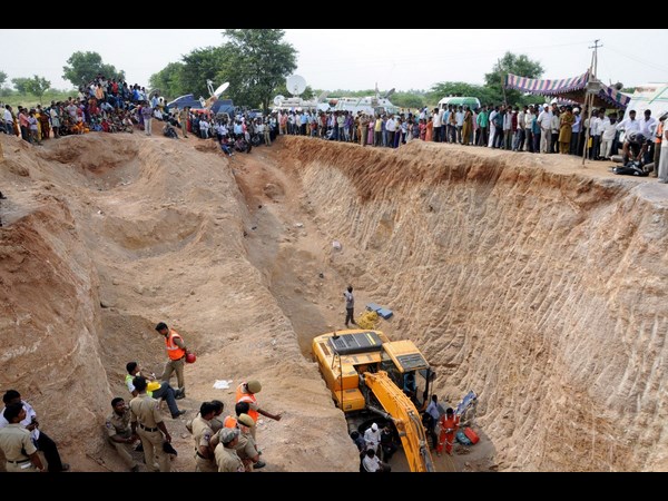 గిరిజను మింగేసిందిఅత్యాధునిక సీసీ కెమెరాలను వినియోగించి పాప 