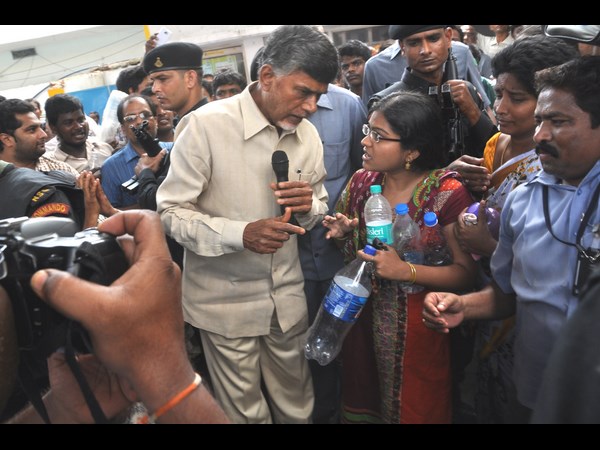 అధికారులపై సీఎం చంద్రబాబు నాయుడు అసంతృప్తి 