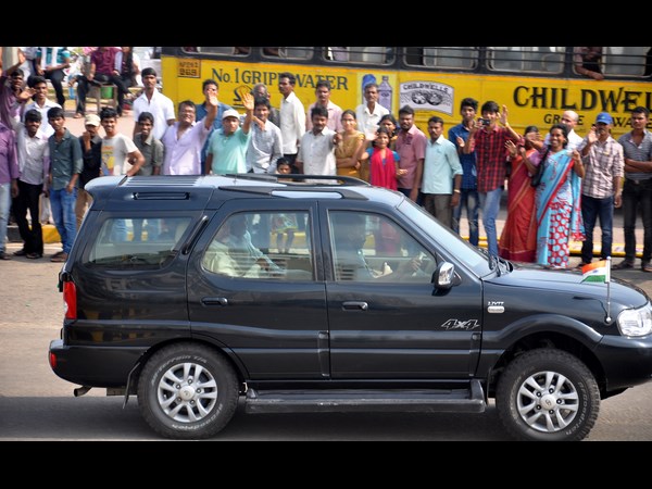 ఒకే కారులో మోడీ-బాబు