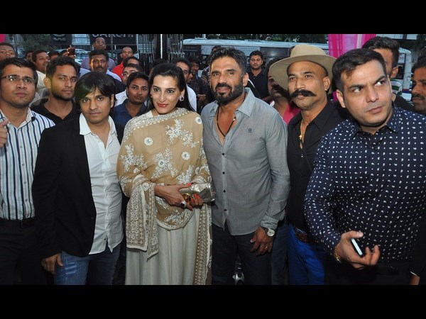 సునీల్ శెట్టి దంపతులు
