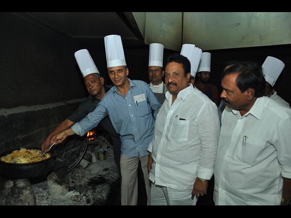 హైదరాబాద్ బిర్యానీ: నిజాం క్లబ్‌లో పార్లమెంట్ ఛెప్‌లు