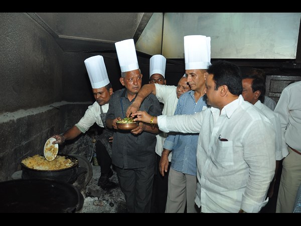 హైదరాబాద్ బిర్యానీ: నిజాం క్లబ్‌లో పార్లమెంట్ ఛెప్‌లు