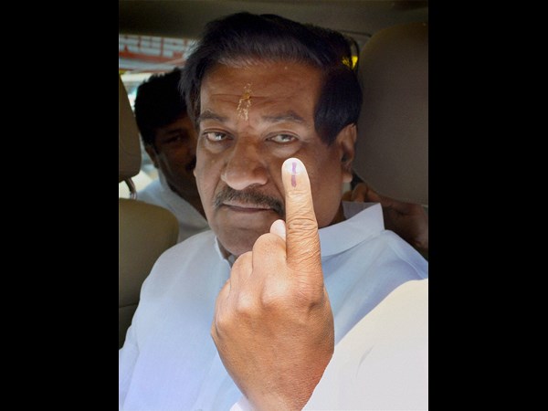 మహారాష్ట్ర ఎన్నికలు: ఓటేసిన ప్రముఖులు 