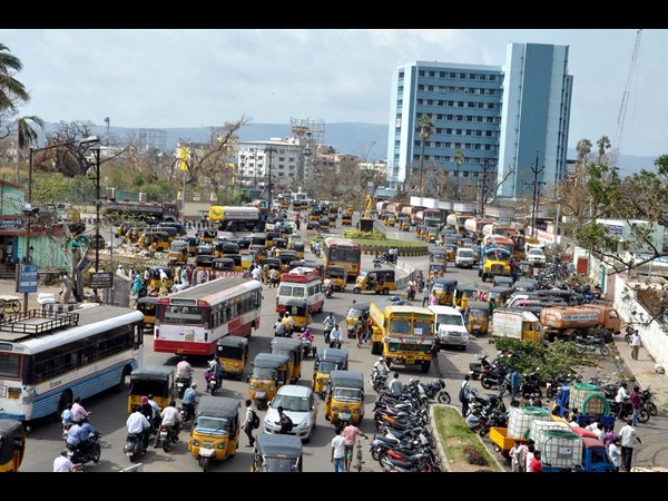 కోలుకుంటున్న విశాఖ