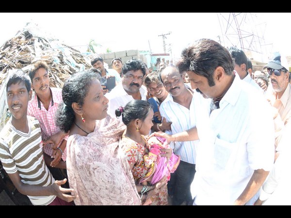 చిన్నారితో..