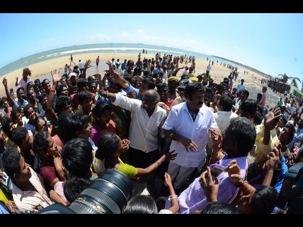 బాధితులతో..