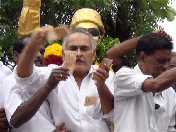 డబ్బులు వెదజల్లారు..