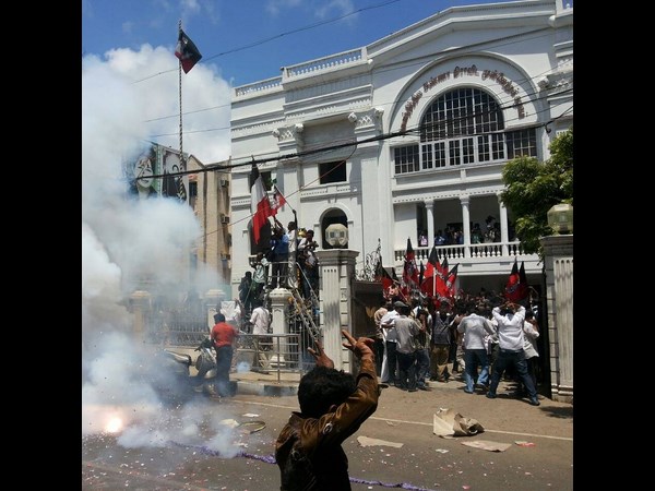 బాణసంచా పేల్చారు..