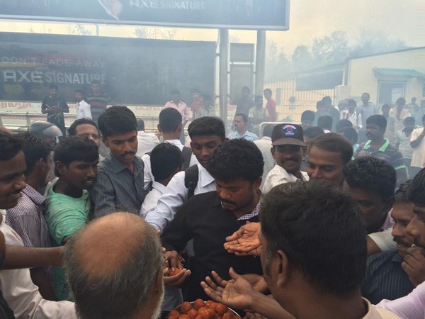 స్వీట్లు పంచిపెట్టారు...