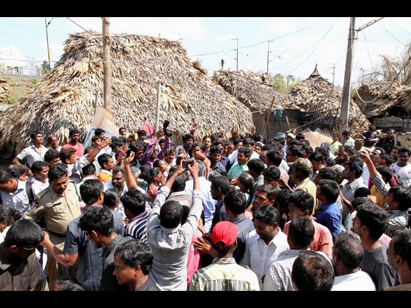 చెరుకు రైతులతో జగన్