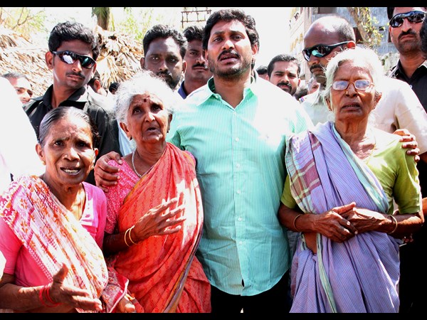 చెరుకు రైతులతో జగన్