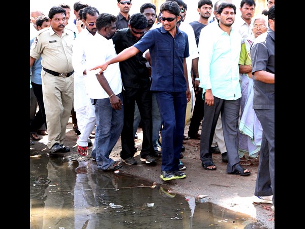 చెరుకు రైతులతో జగన్