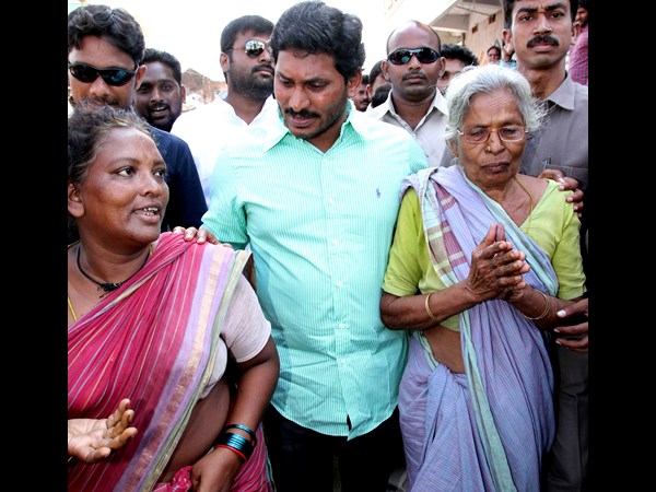 బాధితులకు జగన్ పరామర్శ