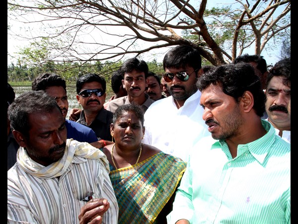 బాధితులతో జగన్