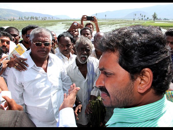 బాధితులను పరామర్శించిన జగన్