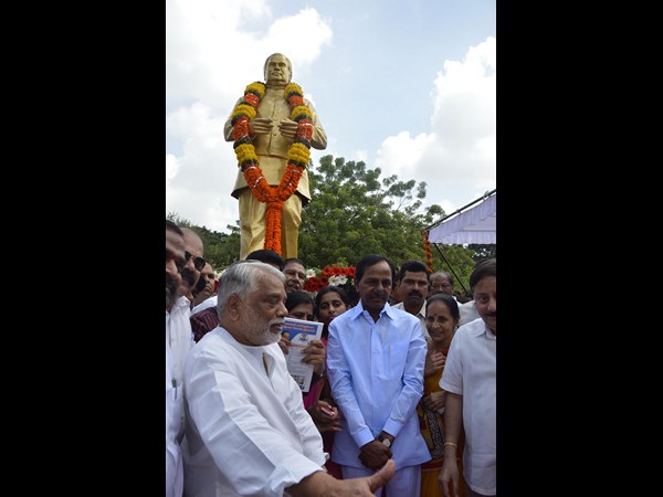 అంజయ్యకు నివాళి