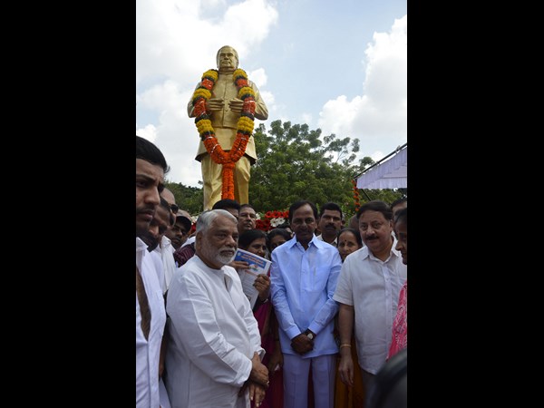 అంజయ్యకు నివాళి