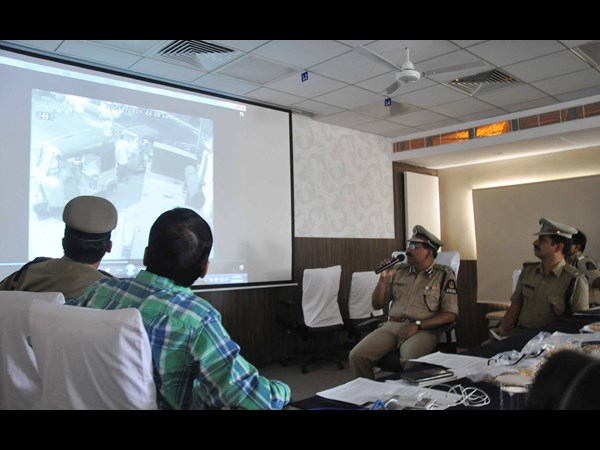 బంగారం దొంగల పట్టివేత