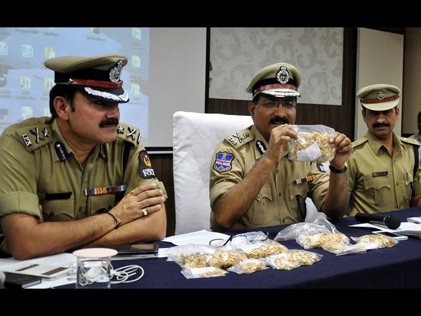 బంగారం దొంగల పట్టివేత