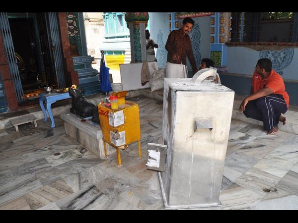  హుండీల తాళాలను పగులకొట్టి మరీ చోరీ 