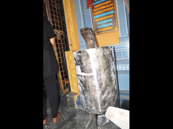  హుండీల తాళాలను పగులకొట్టి మరీ చోరీ 