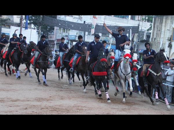  గుర్రపు స్వారీ విన్యాసాల్లో మహిళలు సైతం 