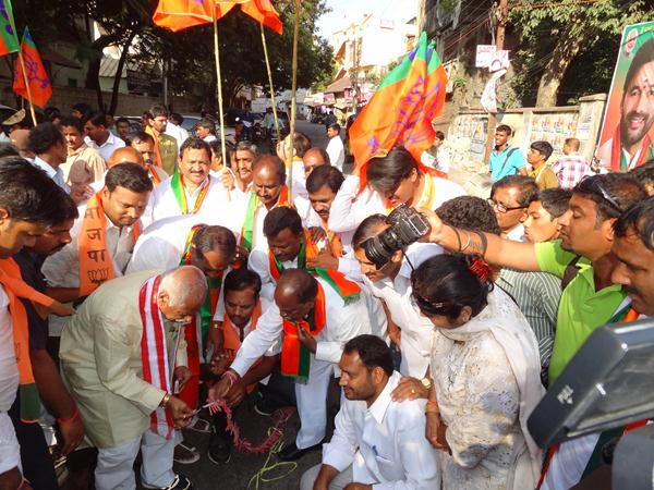 స్వీట్లు పంచుతూ..
