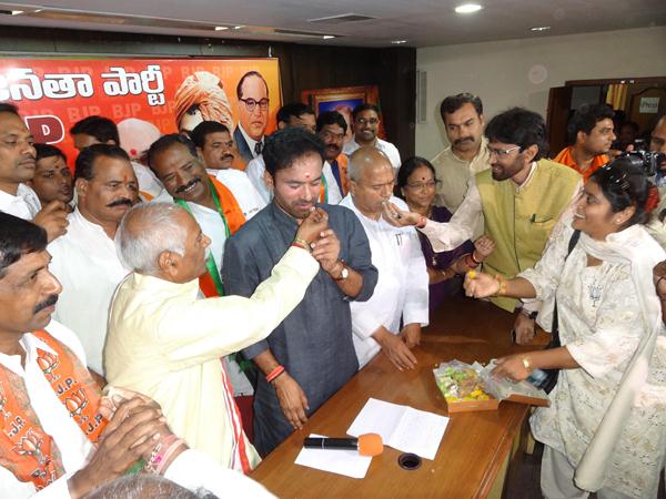 స్వీట్లు తినిపిస్తూ..