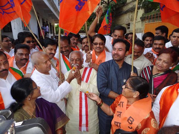 స్వీట్లు తినిపిస్తూ..