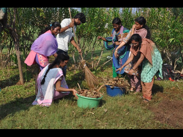శుభ్రం చేస్తూ..