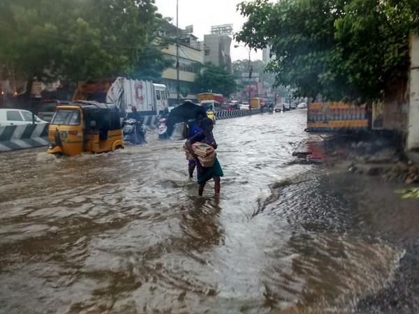 వర్షంలో తడిచి ముద్దైన చెన్నై నగరం 