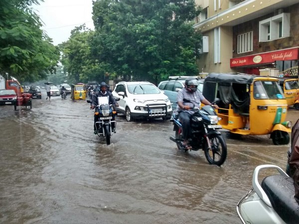 వర్షంలో తడిచి ముద్దైన చెన్నై నగరం 