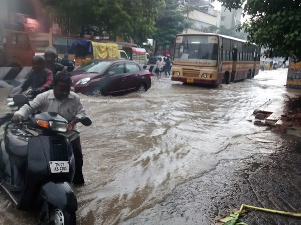  వర్షంలో తడిచి ముద్దైన చెన్నై నగరం 